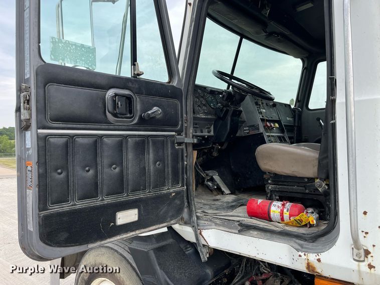 image for item DP0507 2000 Mack CH613  semi truck