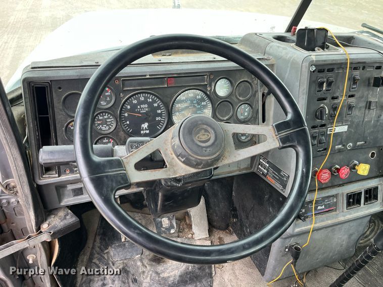 image for item DP0507 2000 Mack CH613  semi truck