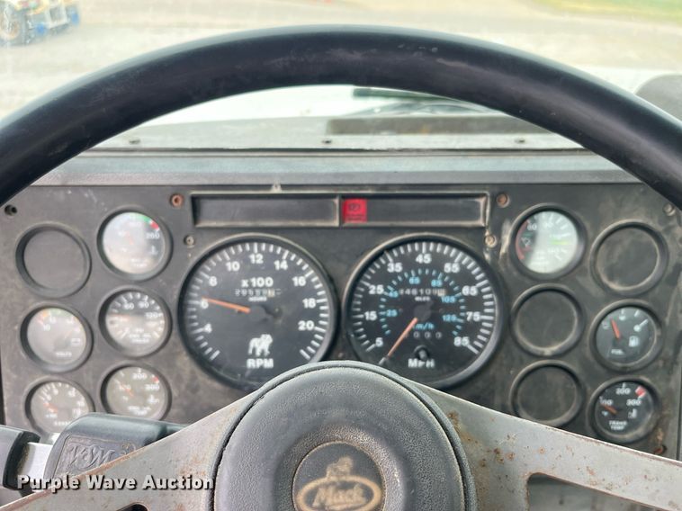 image for item DP0507 2000 Mack CH613  semi truck