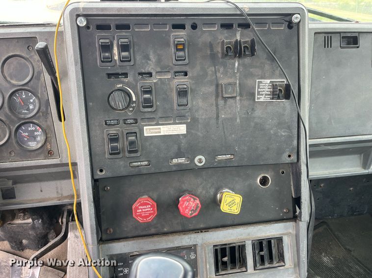 image for item DP0507 2000 Mack CH613  semi truck