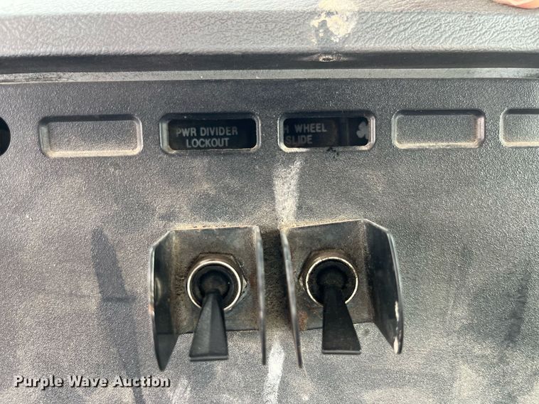 image for item DP0507 2000 Mack CH613  semi truck