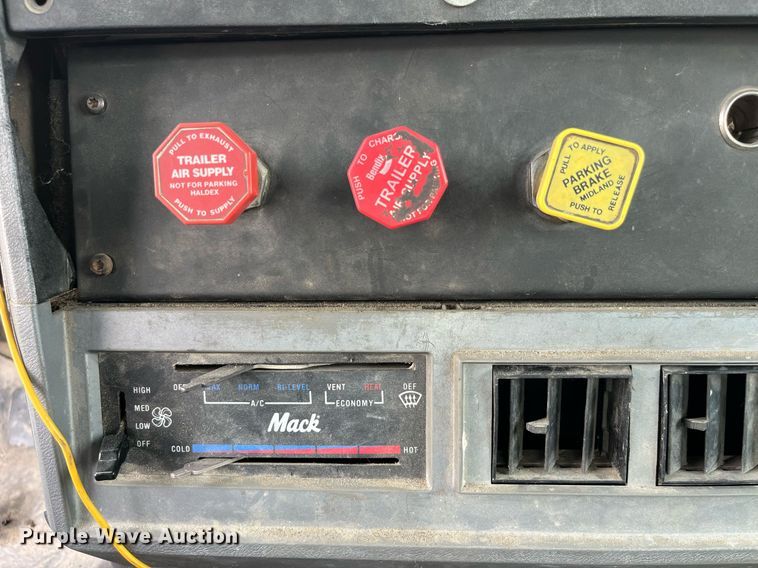 image for item DP0507 2000 Mack CH613  semi truck