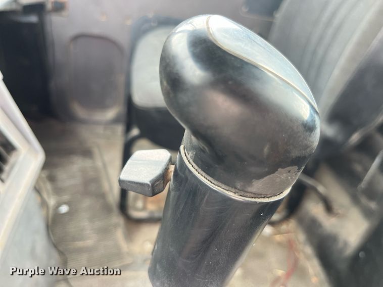 image for item DP0507 2000 Mack CH613  semi truck