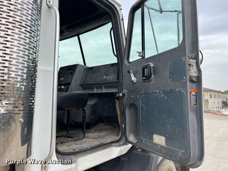 image for item DP0507 2000 Mack CH613  semi truck