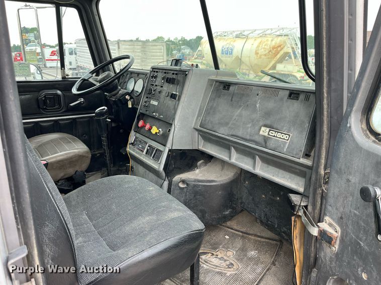 image for item DP0507 2000 Mack CH613  semi truck