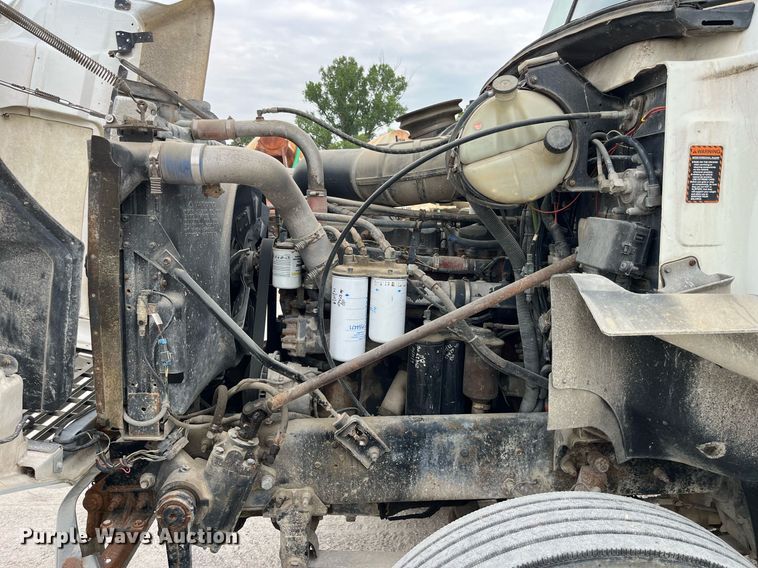 image for item DP0507 2000 Mack CH613  semi truck