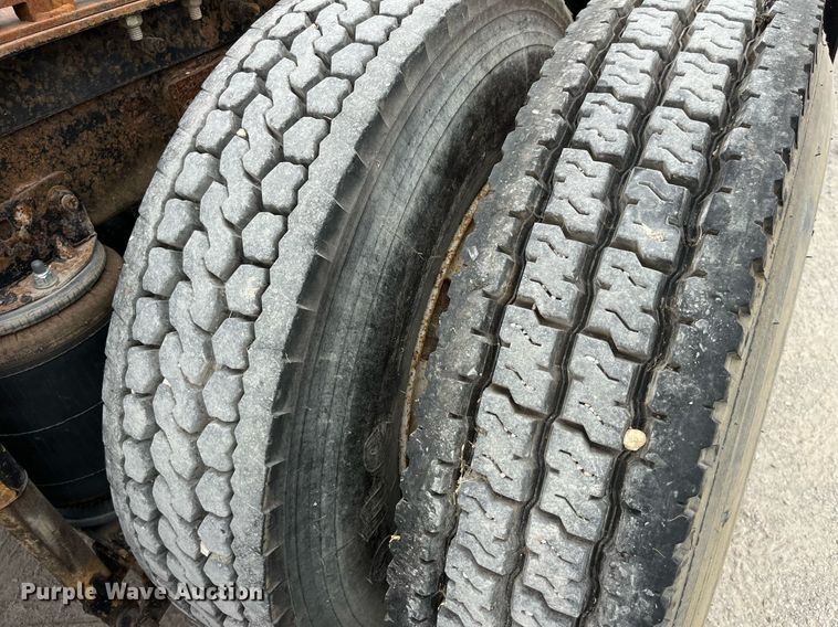 image for item DP0507 2000 Mack CH613  semi truck