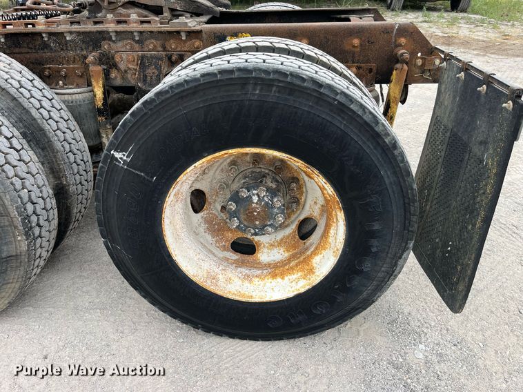 image for item DP0507 2000 Mack CH613  semi truck