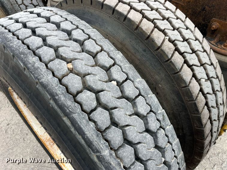 image for item DP0507 2000 Mack CH613  semi truck