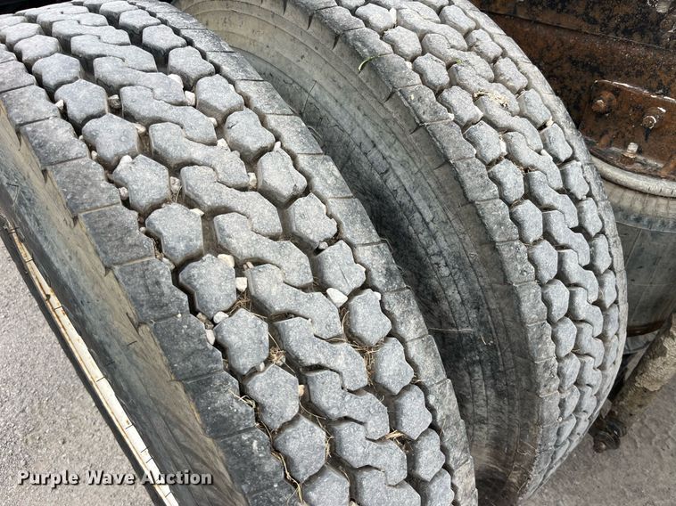 image for item DP0507 2000 Mack CH613  semi truck