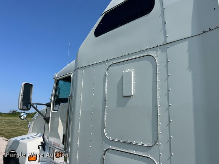 image for item DP0514 2007 Kenworth T600  semi truck