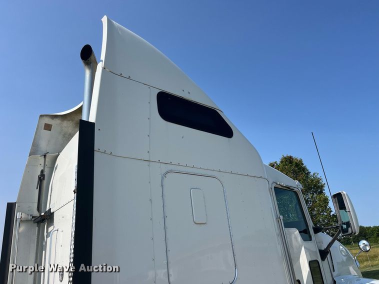 image for item DP0514 2007 Kenworth T600  semi truck