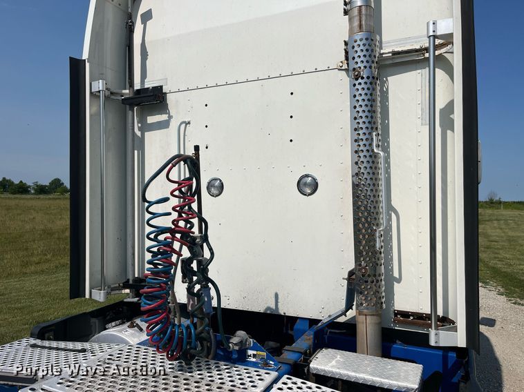 image for item DP0514 2007 Kenworth T600  semi truck