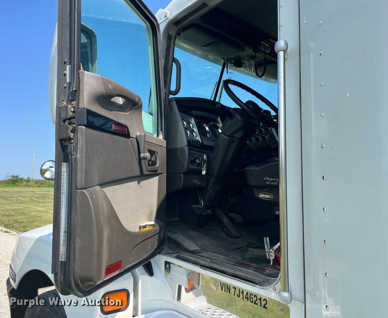 image for item DP0514 2007 Kenworth T600  semi truck