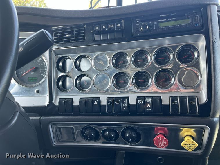 image for item DP0514 2007 Kenworth T600  semi truck