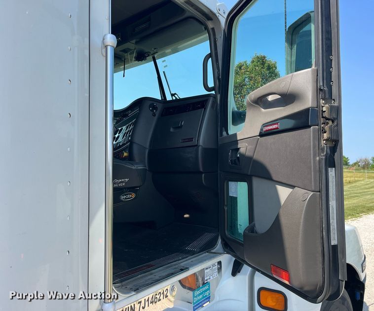 image for item DP0514 2007 Kenworth T600  semi truck