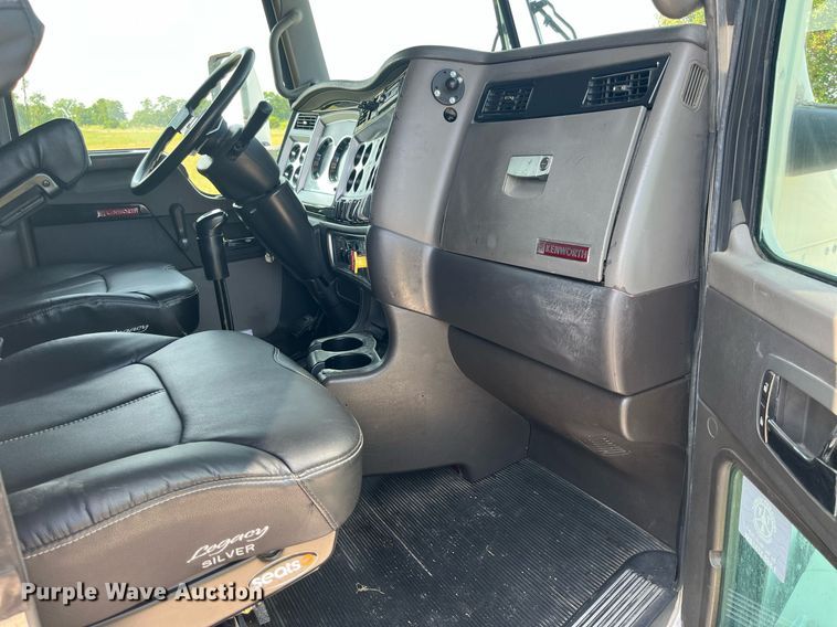 image for item DP0514 2007 Kenworth T600  semi truck