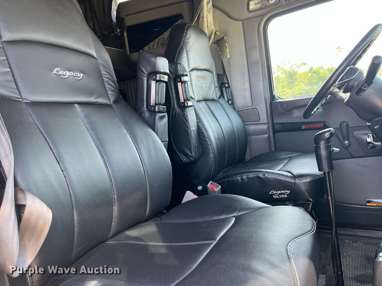 image for item DP0514 2007 Kenworth T600  semi truck