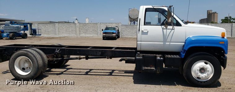 image for item DP8021 1991 GMC C6500  truck cab and chassis