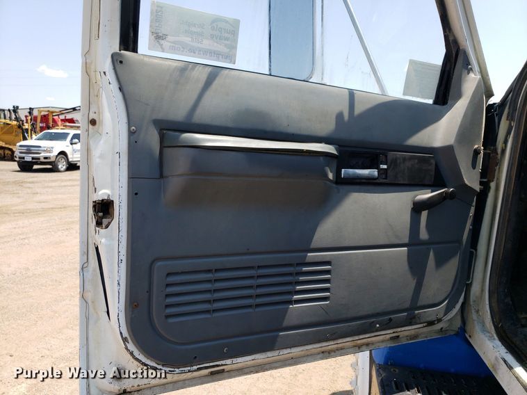 image for item DP8021 1991 GMC C6500  truck cab and chassis