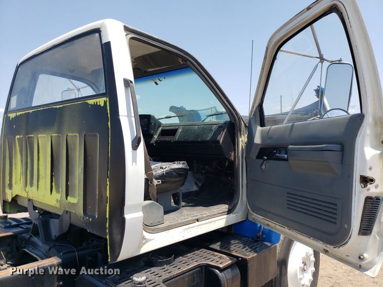 image for item DP8021 1991 GMC C6500  truck cab and chassis