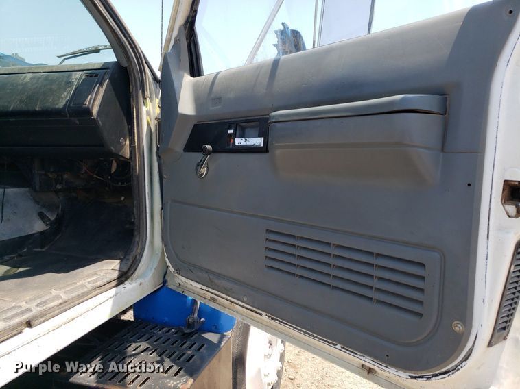 image for item DP8021 1991 GMC C6500  truck cab and chassis