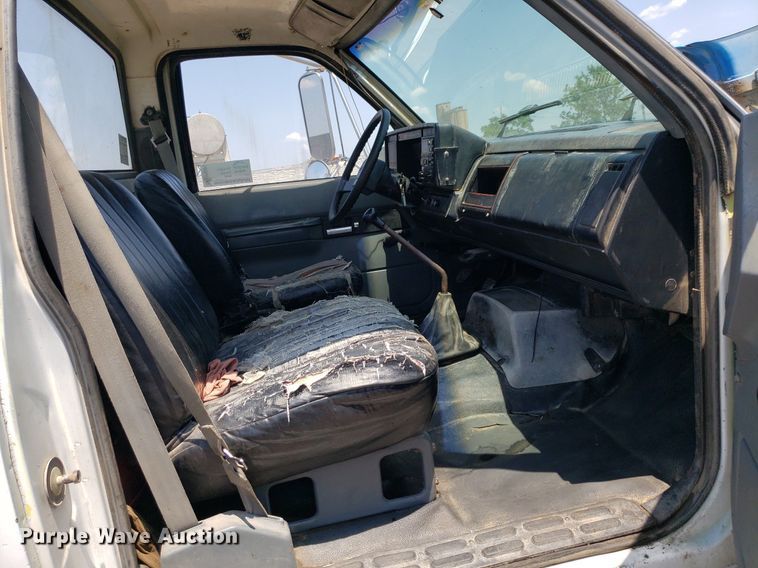 image for item DP8021 1991 GMC C6500  truck cab and chassis