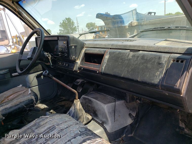 image for item DP8021 1991 GMC C6500  truck cab and chassis