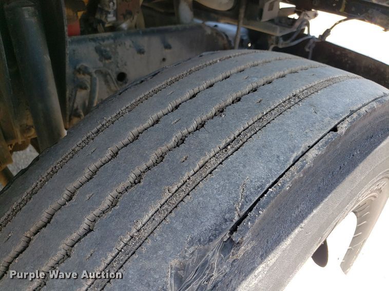 image for item DP8021 1991 GMC C6500  truck cab and chassis