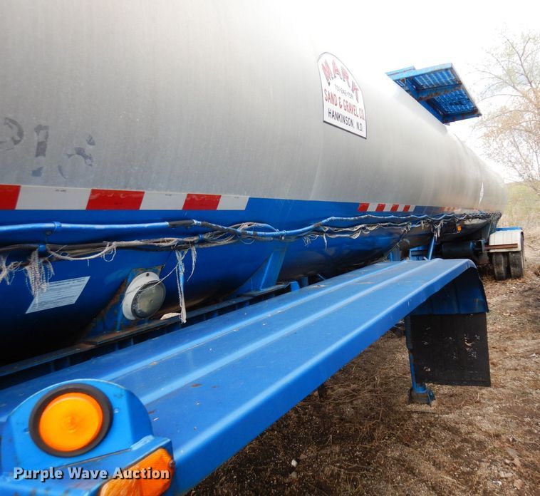 image for item DQ7317 1993 Etnyre  tank trailer