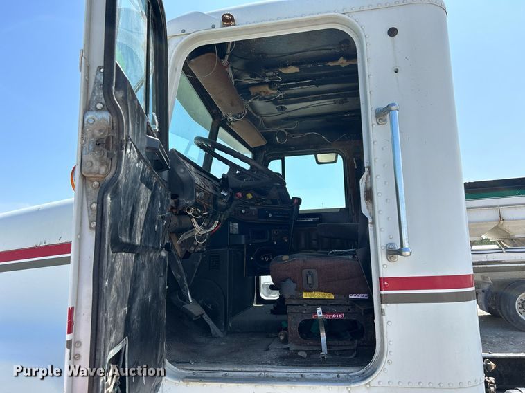 image for item DR4698 1990 Freightliner FLD  semi truck