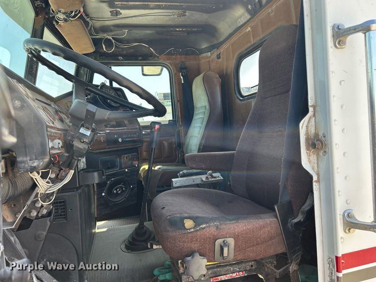 image for item DR4698 1990 Freightliner FLD  semi truck