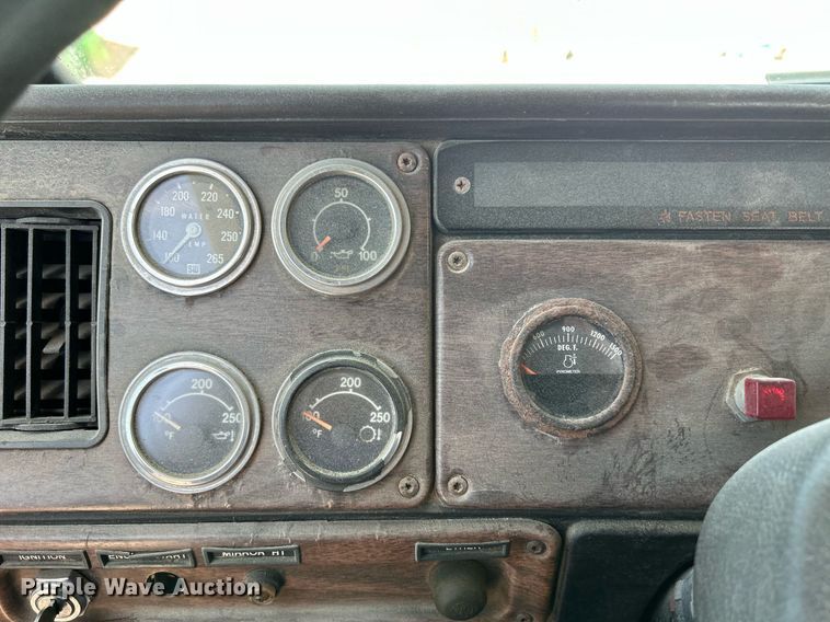 image for item DR4698 1990 Freightliner FLD  semi truck