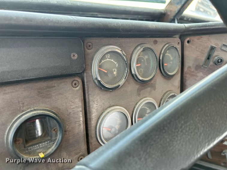 image for item DR4698 1990 Freightliner FLD  semi truck