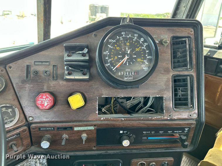 image for item DR4698 1990 Freightliner FLD  semi truck