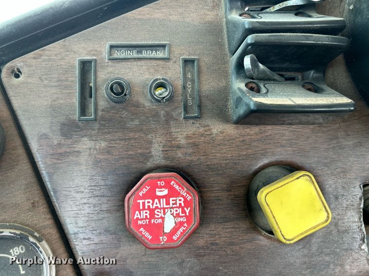 image for item DR4698 1990 Freightliner FLD  semi truck