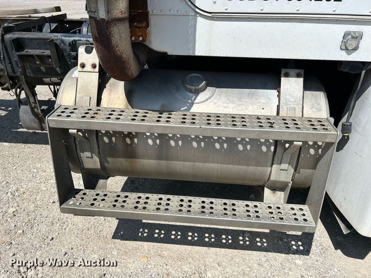 image for item DR4698 1990 Freightliner FLD  semi truck