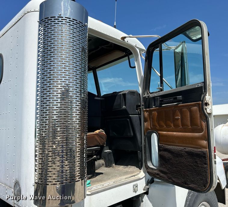 image for item DR4698 1990 Freightliner FLD  semi truck