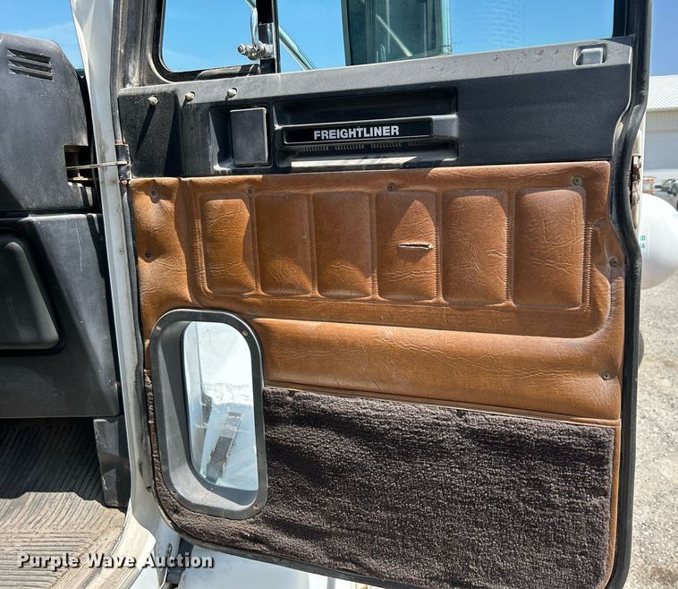 image for item DR4698 1990 Freightliner FLD  semi truck