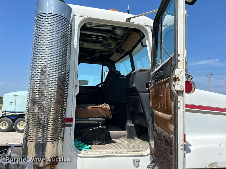 image for item DR4698 1990 Freightliner FLD  semi truck