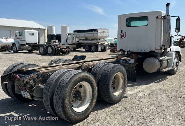 image for item DR4699 2003 Freightliner Century Class  semi truck