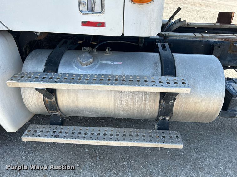 image for item DR4699 2003 Freightliner Century Class  semi truck