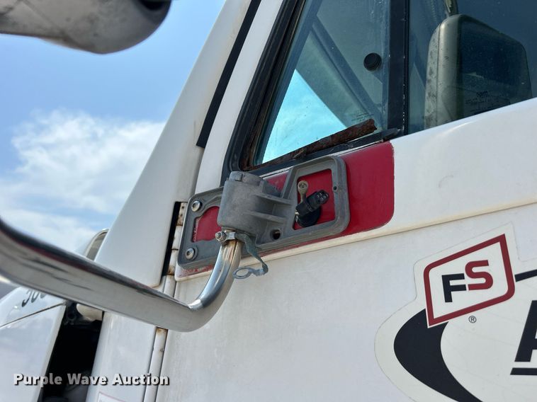 image for item DR4699 2003 Freightliner Century Class  semi truck