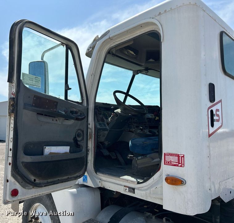 image for item DR4699 2003 Freightliner Century Class  semi truck