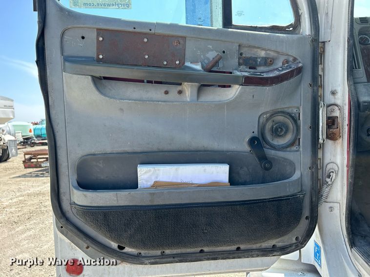 image for item DR4699 2003 Freightliner Century Class  semi truck