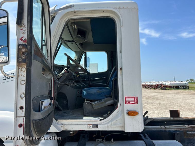 image for item DR4699 2003 Freightliner Century Class  semi truck