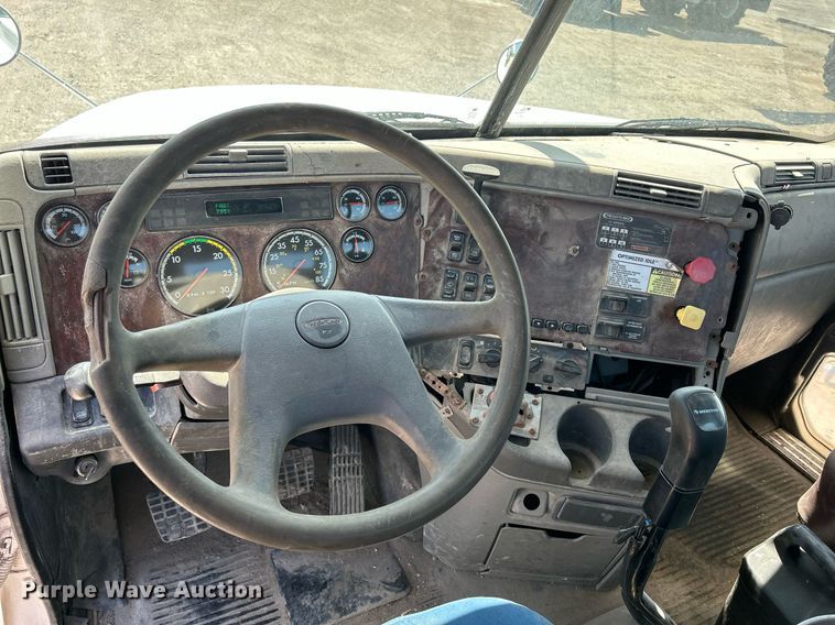 image for item DR4699 2003 Freightliner Century Class  semi truck