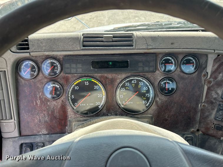 image for item DR4699 2003 Freightliner Century Class  semi truck