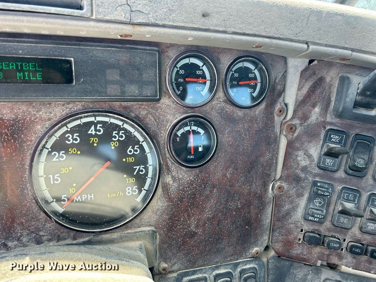 image for item DR4699 2003 Freightliner Century Class  semi truck