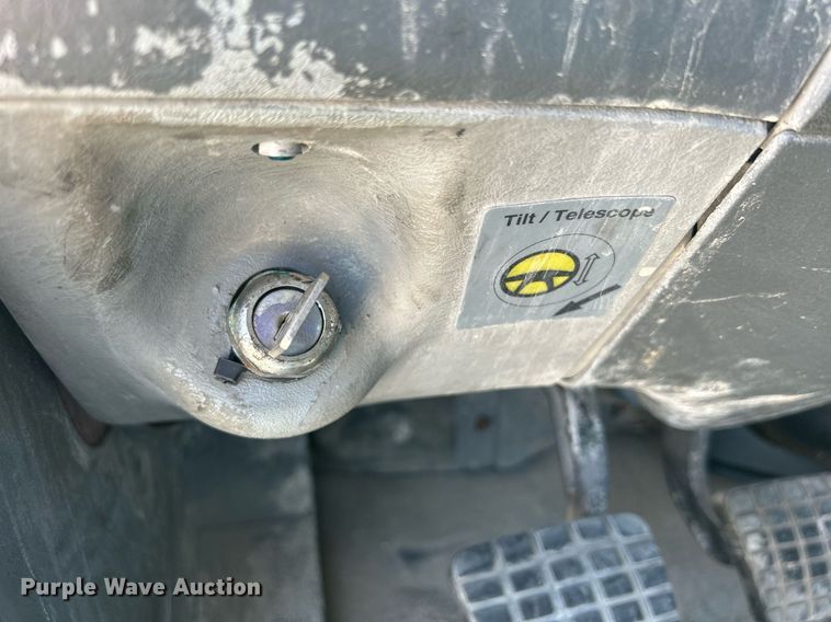 image for item DR4699 2003 Freightliner Century Class  semi truck